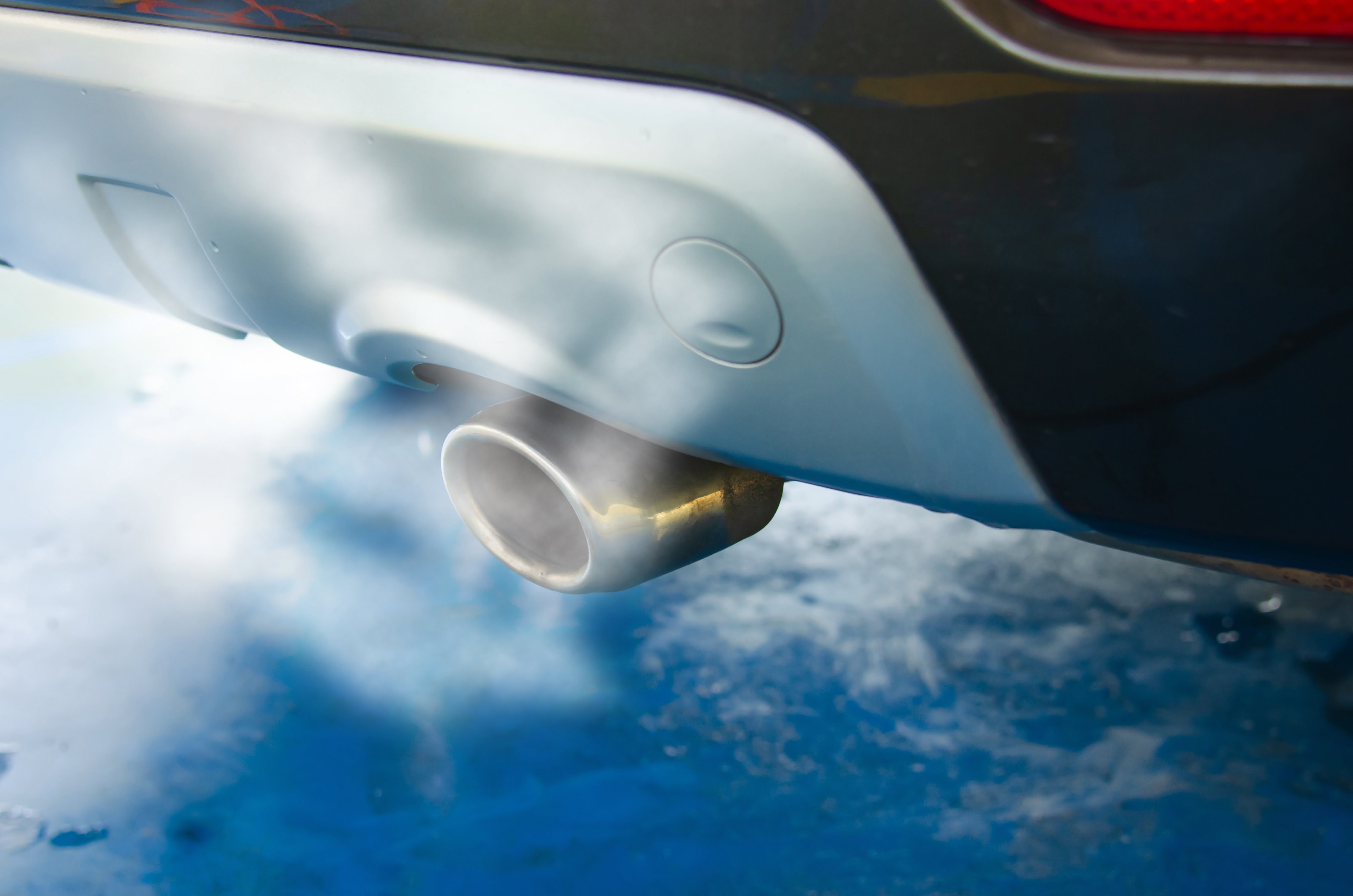 Co oznacza biały dym z rury wydechowej Twojego samochodu?